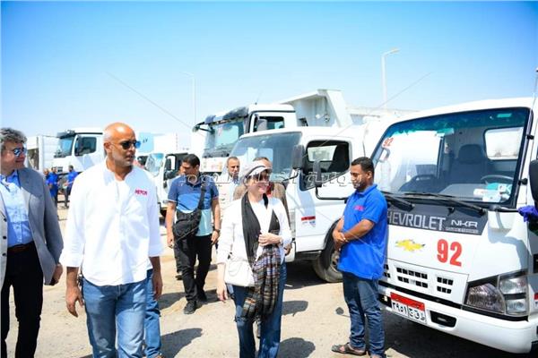 اصطفاف نماذج المعدات الخاصة بعمليات جمع ونقل المخلفات بالغردقة