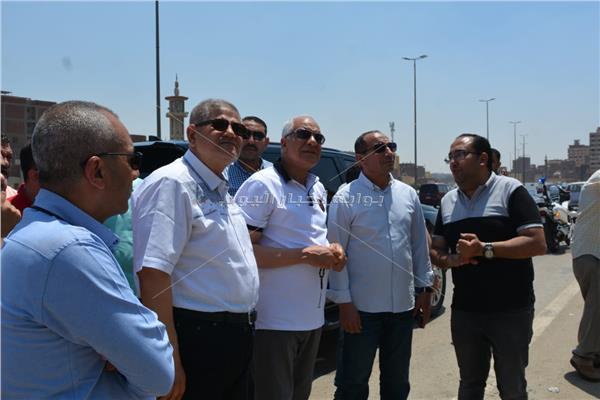 محافظ الجيزة يعاين عددًا من النماذج لطلاء العقارات بالطريق الدائري بالطالبية