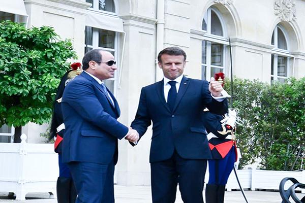ماكرون  ..  تكريمًا للرئيس السيسى