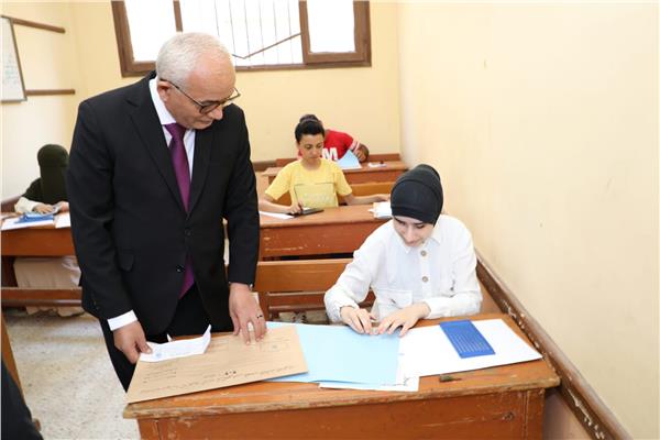 وزير التعليم يتفقد لجان الامتحان 