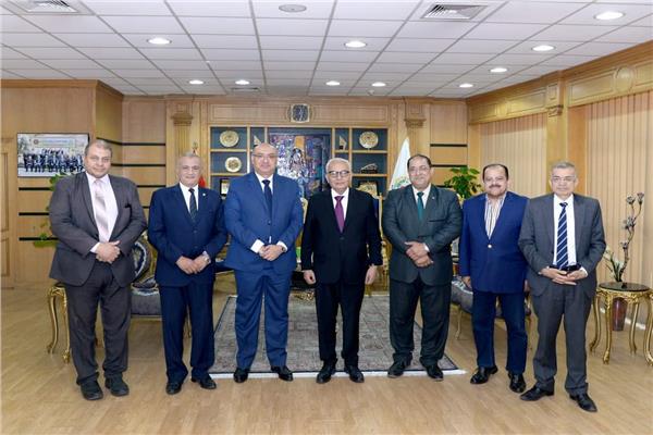 حجازي أثناء ترأسه لجنة مناقشة رسالة دكتوراه
