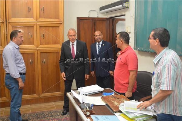 محافظ القليوبية يتفقد إدارات ديوان عام المحافظة لتهنئة الموظفين والعاملين بحلول عيد الأضحى 