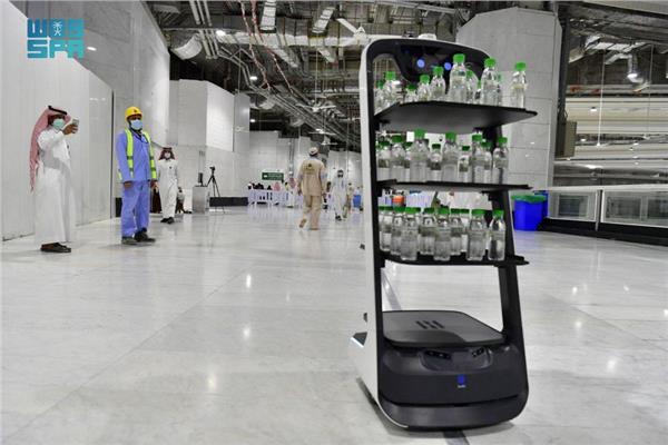 روبوتات ذكية لتقديم المياه مبردة