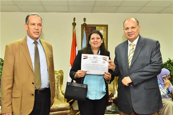 محافظ أسيوط يكرم بعض الأطفال المتميزين بروضات بعض المدارس 