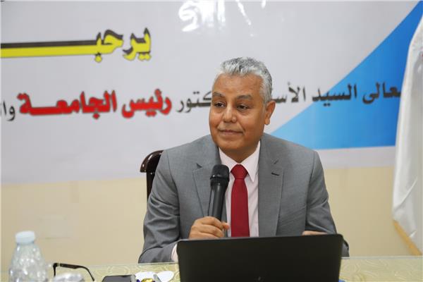 الدكتور يوسف غرباوي رئيس جامعة جنوب الوادي