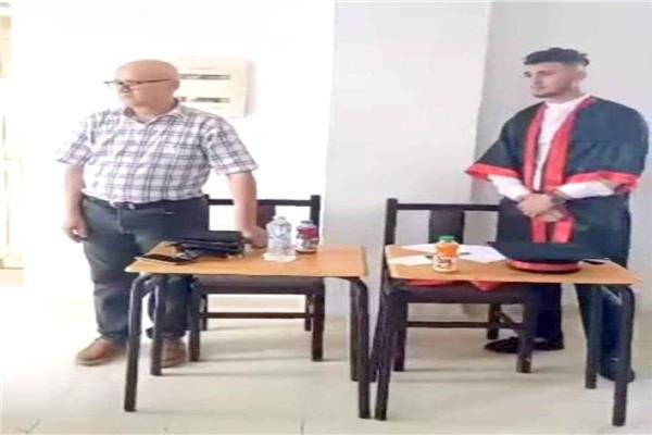 العمر مجرد رقم.. أب وابنه يناقشان معاً رسالة الماجستير