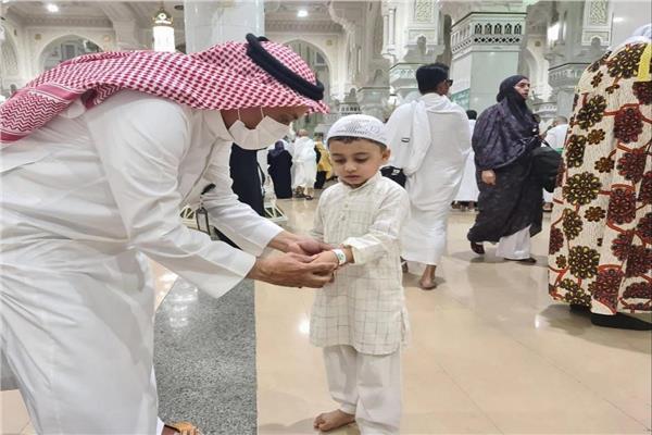 شؤون الحرمين توزع أساور معصم اليد للزائر الصغير