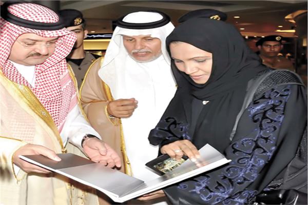 «سوزان إسكندر» .. طافت العالم بصور الحرمين الشريفين
