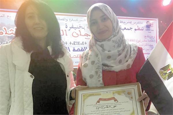 علم مصر العزيز يرفرف فى الدوحة بيدى صاحبة الجائزة