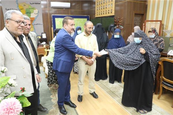اللواء إبراهيم أبو ليمون محافظ المنوفية خلال تسليم مساعدات مالية لعدد من الحالات الإنسانية