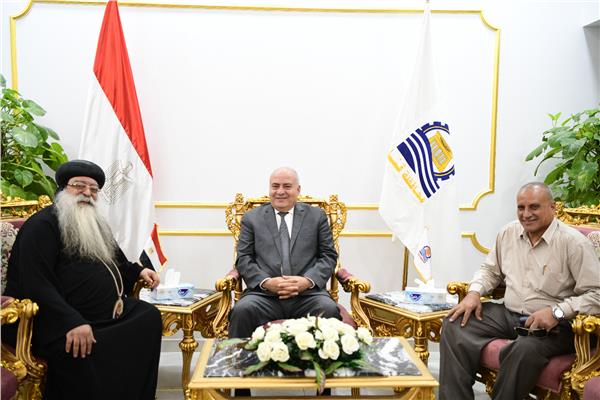 اللواء أشرف الداودي محافظ قنا يستقبل نيافة المطران تكلا مطران دشنا