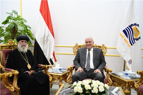 اللواء اشرف الداودي محافظ قنا يستقبل نيافة الأنبا بيمن مطران قوص 