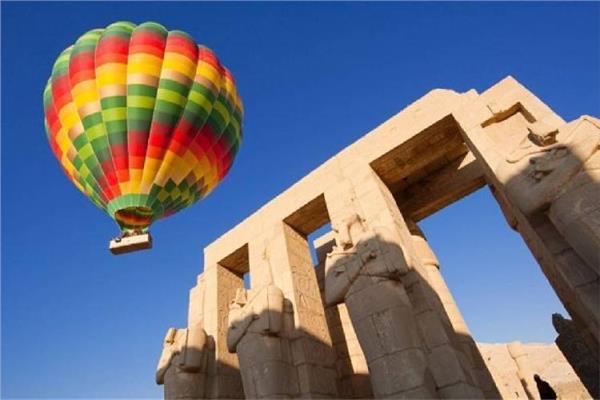 33 رحلة بالون طائر على متنها 790 سائحا في نزهة ترفيهية بسماء الأقصر