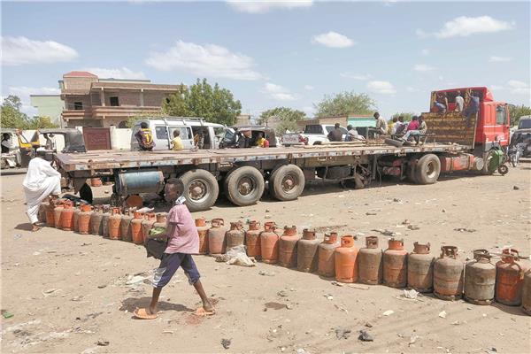 أسطوانات فارغة لمواطنين سودانيين ينتظرون الحصول على شحنات غاز منزلى   