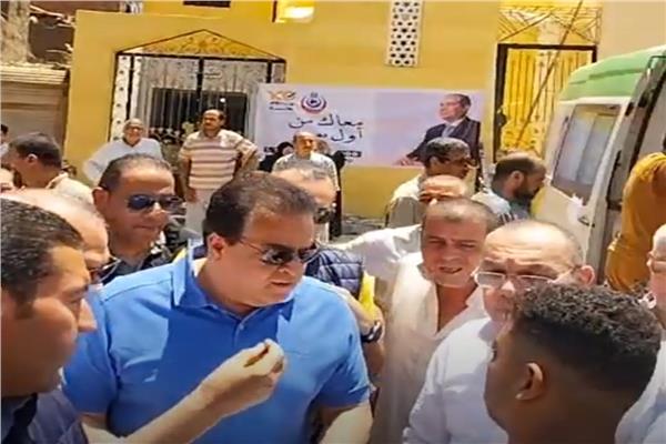 وزير الصحة والمحافظ خلال الجولة