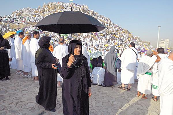 حجاج بيت الله الحرام على صعيد عرفات