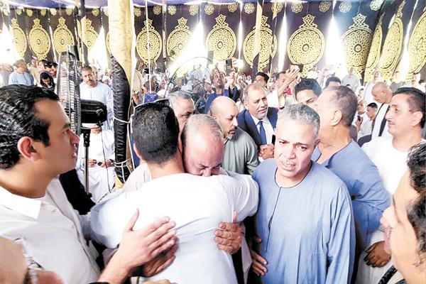 بالاحضان بعد انتهاء الخصومة الثأرية بسوهاج