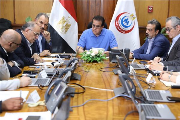  الدكتور خالد عبدالغفار وزير الصحة والسكان، يترأس غرفة الأزمات والطوائ المركزية 