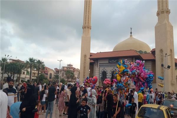 إقبال متزايد علي الحدائق والمتنزهات وشواطئ رأس البر