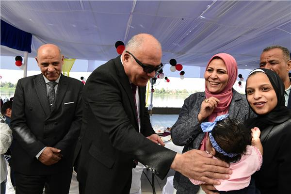 اللواء أشرف الداودي محافظ قنا  وسط فرحة الأطفال الأيتام