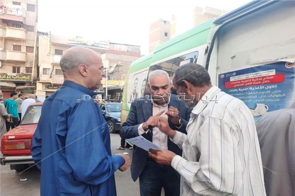 الفرق الثابتة القوافل المتنقلة تفحص المواطنين أمام المساجد بمدن البحيرة 