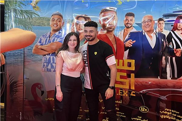  محمد انور داخل العرض الخاص لفيلم "مستر اكس" مع عائلته