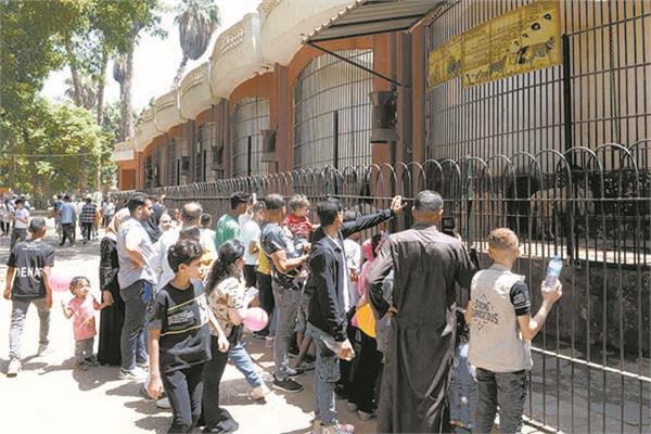 ■ حديقة الحيوان تكتظ بالزائرين