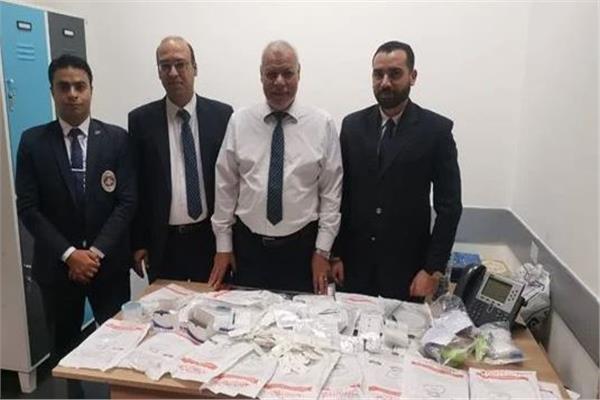 المضبوطات امام سلطات جمارك مطار القاهرة 