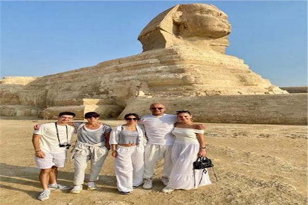 جوارديولا وأسرته في زيارة للأهرامات