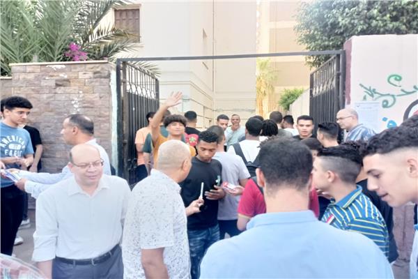 توزيع اقلام ومياه معدنية  علي طلاب لجنة الفسطاط الثانوية