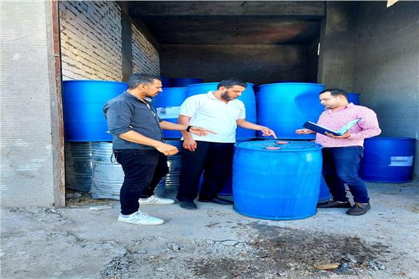 تموين البحيرة: ضبط 4 طن مواد كيماوية منتهية الصلاحية خلال حملة تموينية بكفر الدوار 