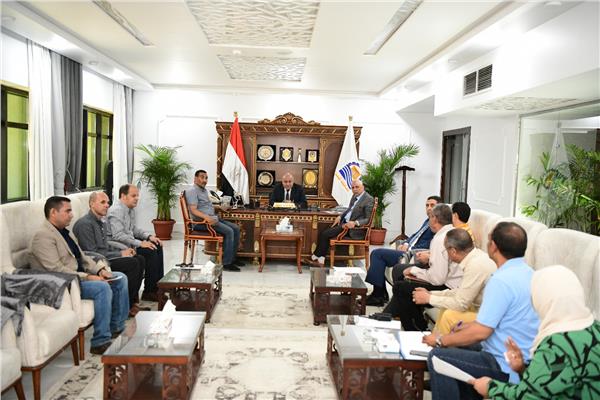 محافظ قنا يوجه بالانتهاء من توصيل الصرف الصحي والرصف بمنطقة الحصواية خلال 15 يوما