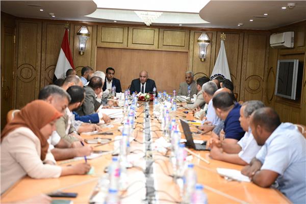 محافظ قنا يوجه بتعويض المزارعين المتضررين من انهيار أحد أحواض الغابة الشجرية بالصالحية