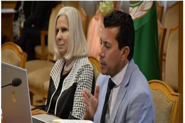 وزير الشباب والرياضة أشرف صبحي والسفيرة هيفاء أبو غزالة