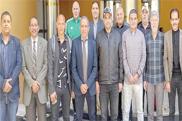 بيريرا خلال اجتماعه مع أعضاء لجنة الحكام