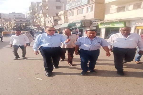 الدكتور ممدوح غراب محافظ الشرقية خلال الجولة 