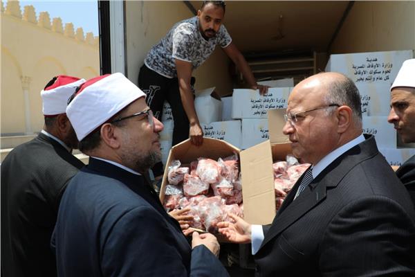 وزير الأوقاف ومحافظ القاهرة يشهدان تسليم  2 طن  لحوم 