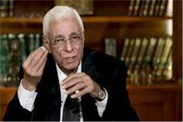 الدكتور حسام موافي، أستاذ الحالات الحرجة بقصر العيني