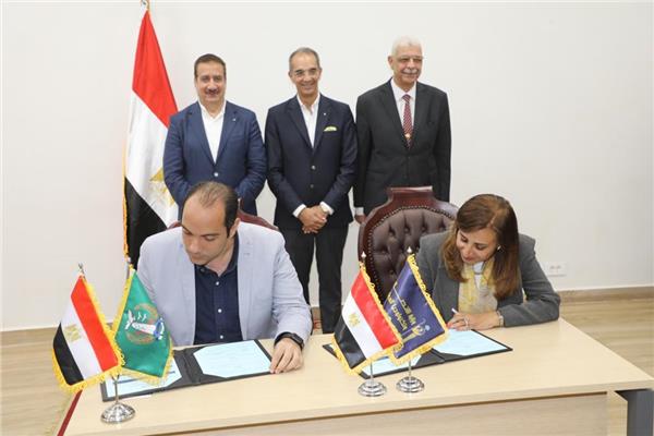  وزير الاتصالات وتكنولوجيا المعلومات ومحافظ المنوفية  يشهدان توقيع مذكرتى 
