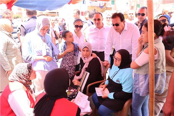 الدكتور خالد عبدالغفار خلال زيارته للأسكندرية لمتابعة مؤشرات الأداء ومنظومة العمل الطبي
