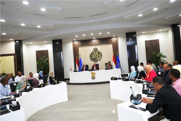 أشرف عطية  يعطى إشارة البدء للدورة التدريبية بالتعاون بين أكاديمية ناصر العسكرية للدراسات العليا  