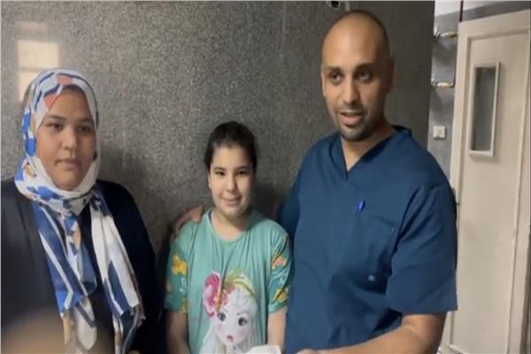 الطبيب المعالج مع الطفلة
