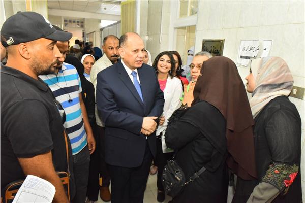 اللواء عصام سعد محافظ أسيوط خلال جولة تفقدية