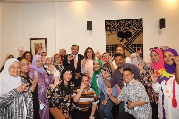 وزيرة الثقافة تتابع ورشة تعليم أساسيات لغة الإشارة ضمن مبادرة "جوة الدايرة"  