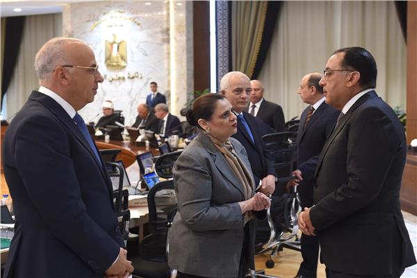 رئيس الوزراء خلال لقائه بوزيرة الهجرة