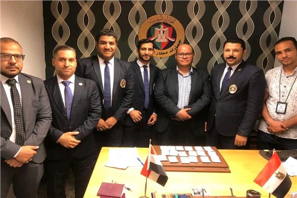  رجال جمارك الغردقة الدولى امامهم المضبوطات
