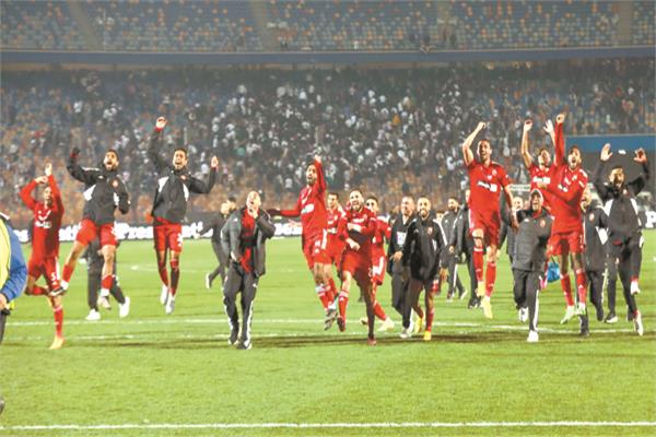 لاعبو الأهلى فى احتفالية الفوز بإحدى المواجهات مع جماهيرهم