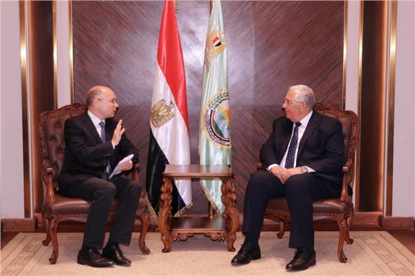 صورة موضوعية للقاء 