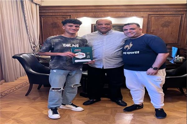 جانب من جلسه تجديد التعاقد مع عموري