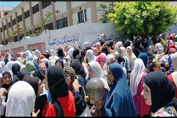 فرحة عارمة بين طلاب الثانوية العامة أمام اللجان بالبحيرة في أخر أيام الامتحانات